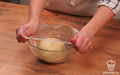 Раскатайте тесто. Когда месить тесто будет уже тяжело, выложите тесто на стол и продолжайте вымешивать до того момента, пока не войдет вся мука. Если тесто начнет приставать к столу, немного смажьте его растительным маслом и вымешивайте еще 5-7 минут. Тесто для лепешек должно стать мягким и пластичным. Затем накройте его салфеткой и оставьте на 10-15 минут, чтобы оно «отдохнуло».