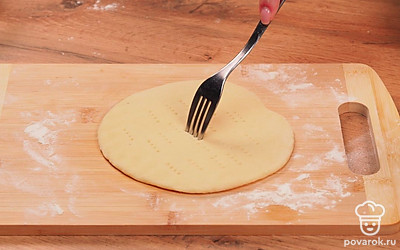 Сформируйте лепешки. Скатайте тесто в валик и разрежьте на одинаковые части. Каждую часть теста раскатайте в лепешку толщиной 7-8 мм. По всей поверхности лепешки сделайте проколы вилкой, чтобы во время обжаривания тесто не вздувалось и не пузырилось. Раскатанные лепешки накройте салфеткой, чтобы тесто не подсыхало.