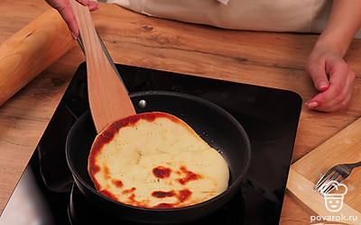 Обжарьте лепешки. Разогрейте сковороду с растительным маслом. Снизьте огонь к минимуму и обжарьте лепешку на сковороде с одной стороны в течение примерно 1-2 минут до румяности, затем переверните на другую сторону и также обжарьте.