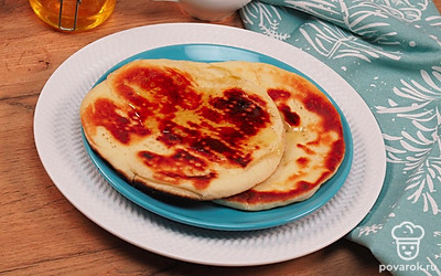 Лепешки смажьте медом или вареньем и подавайте к чаю или горячему молоку.