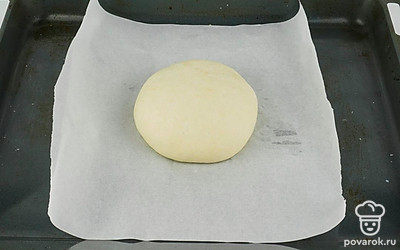 Сформируйте из теста хлеб, выложите на пергаментную бумагу и дайте подойти в теплом месте.