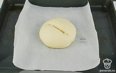 Сделайте на хлебе надрезы. Выпекайте в разогретой до 200 °C духовке в течение 30-40 минут.