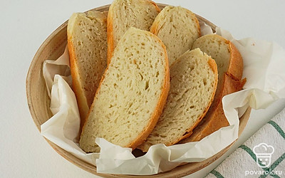 Смажьте готовые хлеб сливочным маслом и слегка присыпьте сверху кунжутом.