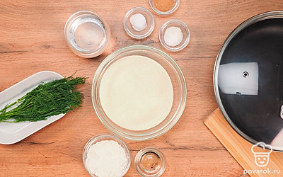 Вскипятите воду и отмерьте необходимое количество. Просейте манную крупу через сито в миску. В эту же емкость просейте муку и перемешайте. Вымойте и нарежьте зелень.