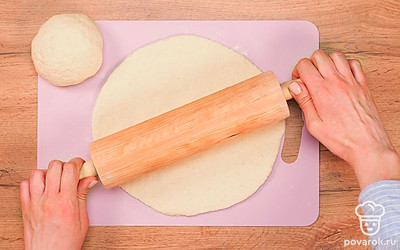 Сформируйте лепешки на кипятке. Возьмите готовое тесто, слегка обомните его руками. Разделите на 4 равные части. Скатайте шары, а затем, при помощи скалки, раскатайте лепешки толщиной 5 мм.
