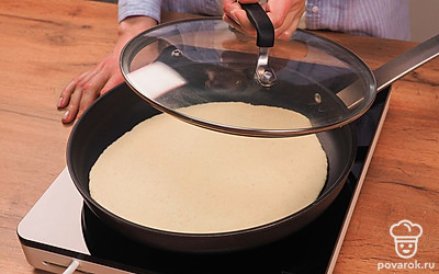 Пожарьте изделия на сковороде. Поставьте ее на средний огонь, ничем не смазывая. Выложите лепешки и накройте крышкой. Жарьте примерно по 3 минуты с каждой стороны. Вот и все, вкусные лепешки готовы.