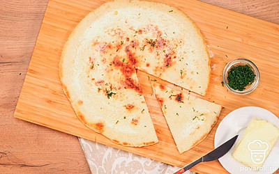 Сделайте подачу лепешек более эффектной. Для этого посыпьте их после приготовления рубленной зеленью. Выложите на красивые однотонные тарелки.