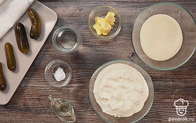 Просейте 2 стакана муки через сито 2-3 раза в чистую миску. В ней мы будем замешивать тесто. Разрыхлитель тоже просейте через сито, но отдельно. Выньте сливочное масло из холодильника заранее, чтобы оно размягчилось. Смешайте его с растительным в отдельной миске. Вода для замеса теста должна быть не холодная. Подготовьте указанное количество воды, подогрев в чайнике или в микроволновке, а затем остудите до комнатной или чуть теплой температуры.