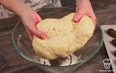 Начните готовить лепешки из манки. К просеенной ранее муке добавьте 1 стакан манной крупы и соль и разрыхлитель. Хорошо все перемешайте. После этого тонкой струйкой влейте воду, одновременно помешивая ложкой. Когда жидкости не останется, начинайте замешивать тесто руками. Можно это делать прямо в миске, а можно на столешнице, присыпанной мукой. Оставьте тесто в сторонке, предварительно накрыв полотенцем.