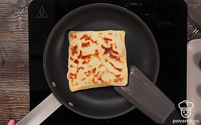 Вернитесь к тесту. Разделите его на 10 одинаковых частей и скатайте небольшие колобки. Растяните тесто руками, разглаживая до тех пор, пока оно не станет прозрачным. Немного посыпьте тесто мукой. Сверните его так, будто складываете простыню. Получатся квадратные заготовки. Смажьте ее маслом и сн