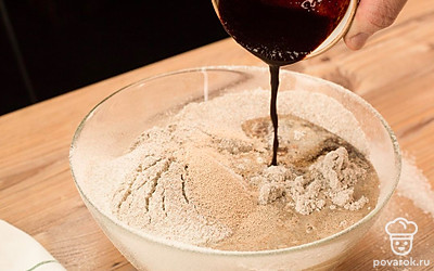 Смешайте солод и оставшуюся воду, затем постепенно вливайте жидкость в мучную смесь, постоянно перемешивая.