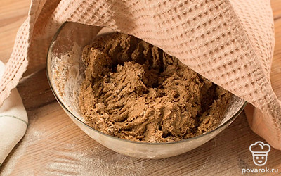 Накройте тесто полотенцем и оставьте в теплом месте примерно на 90 минут (оно должно увеличиться в объеме в 2 раза).