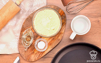Расположите удобно все продукты. В глубокую миску просейте кукурузную муку. Подготовьте миску для теста и сковороду.