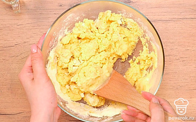 Приступите к приготовлению теста. К муке всыпьте соль и перемешайте. Сделайте в муке небольшое углубление и влейте немного кипятка. Не вливайте весь кипяток сразу, ведь в зависимости от консистенции теста его может понадобиться меньше. Постепенно замешайте податливое тесто. Оно не должно быть однородным. Будьте готовы к тому, что кукурузное тесто крошится в руках и его невозможно раскатать скалкой.