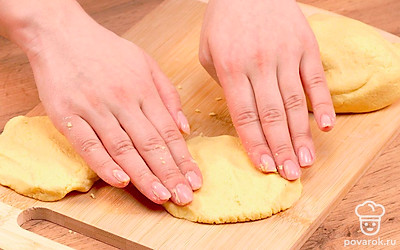 Сформируйте лепешки. Кукурузные лепешки нужно формировать руками. Заготовки должны быть небольшие овальные или круглые толщиной около 5 мм.