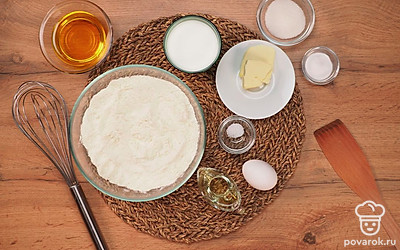 Подготовьте ингредиенты. Все продукты должны быть комнатной температуры. Просейте муку.