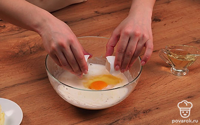 Приступите к замешиванию теста. В глубокой миске смешайте молоко комнатной температуры, яйцо сахар и щепотку соли. Постепенно добавляйте муку и соду, замесите тесто. Оно должно получиться мягким и не прилипать к рукам.