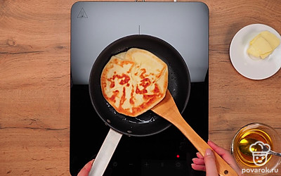 Обжарьте лепешки. Сковородку разогрейте на среднем огне. Налейте растительного масла и положите медовую лепешку. Обжарьте примерно 5 минут до румяного цвета сначала швом вниз, затем переверните и обжарьте ещё 3-5 минут.