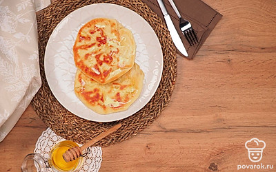 Готовые лепешки сложите и смажьте сливочным маслом. Они станут еще ароматнее и мягче.