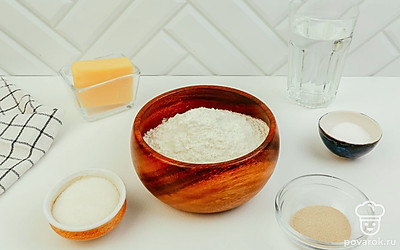 Заранее просейте муку.