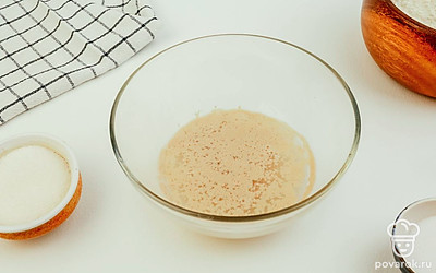 Залейте дрожжи вместе с сахаром теплой водой, температура которой должна составлять примерно 38 °C, и оставьте опару на 10-15 минут.