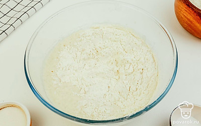 Когда опара увеличится в объеме и у нее появится пенная шапочка, к ней можно будет постепенно добавлять просеянную муку. После чего отправьте тесто настояться на 40 минут.