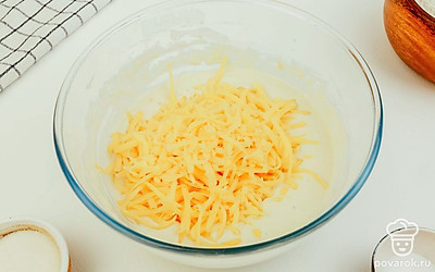 Добавьте в тесто натертый сыр.