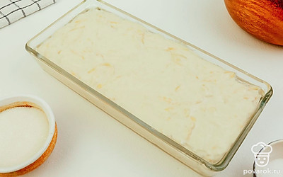 Отправьте тесто в форму для запекания, предварительно смазав ее маслом. Разогрейте духовку до 200 °C и отправьте запекаться получившуюся заготовку.