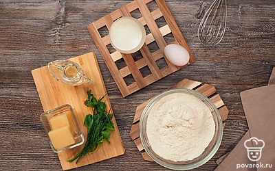 Выньте молоко и яйца из холодильника заранее, чтобы они немного нагрелись. Просейте муку через сито, чтобы она обогатилась кислородом. Вымойте яйцо. Натрите твердый сыр на мелкой терке.