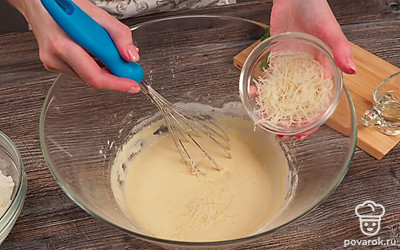 Добавьте в смесь тертый сыр. Размешайте , а затем введите оставшуюся муку. Смажьте руки растительным маслом и замесите тесто. Делать это нужно примерно 5 минут.