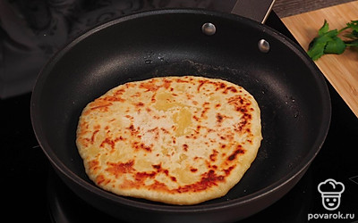 Обжарьте лепешки. Поставьте сковороду на средний огонь и смажьте растительным маслом. Выложите лепешки. Жарьте их с двух сторон по 2-3 минуты. Они должны стать золотистыми.