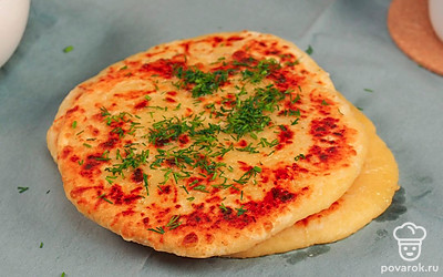 Если вы хотите красиво подать лепешки, сразу же после приготовления посыпьте их измельченной зеленью. Также их нужно выложить на красивую однотонную тарелку или салфетку.