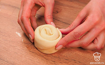 Сделайте лепешки более аппетитными. Для этого смажьте их растопленным маслом. Лучше всего это делать специальной силиконовой кисточкой. Сверните пласт в колбаску, а затем в улитку по спирали. Эти же манипуляции делаем и с остальными пластами. Переложите заготовки на плоское блюдо и поместите в холодильник на 15 минут.