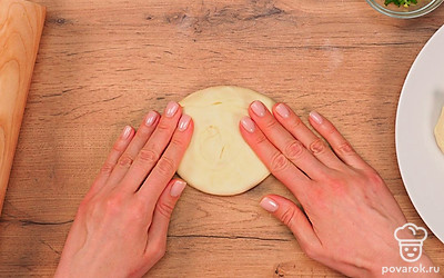 Приступите к завершающему этапу приготовления. Прижмите каждую заготовку сверху вниз так, чтобы она немного сплюснулась. Возьмите скалку и раскатайте. Толщина каждой лепешки — не более 5 мм.
