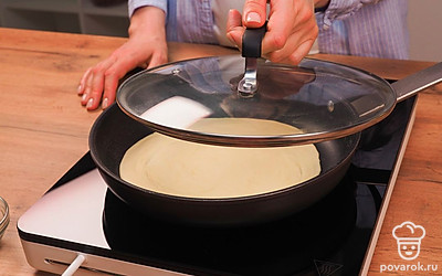 Обжарьте лепешки на сковороде. Раскалите ее и выложите изделия, накройте крышкой. Поджаривайте 4-5 минут с двух сторон. Снимите лепешки со сковороды и смажьте их растопленным маслом. Этого можно не делать. Как видите, рецепт слоеных лепешек очень простой.