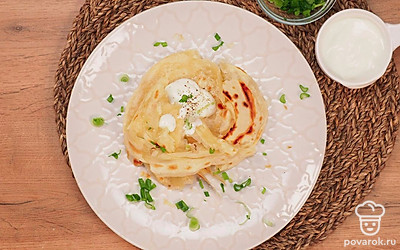 Готовые лепешки получаются красивыми сами по себе. Ведь после поджаривания они покрываются золотистой корочкой. Но вы можете сделать подачу более эффектной, если посыпете лепешки измельченным зеленым луком.