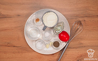 Подготовьте все ингредиенты. Просейте муку. Чеснок мелко нарежьте или пропустите через пресс. Помидор нарежьте тонкими полукольцами.