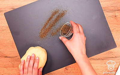 Вмешайте спе. Насыпьте на доску специи и раскатайте тесто. После того, как специи равномерно вмешаются, разделите тесто на шарики, и раскатайте небольшие тонкие лепешки.