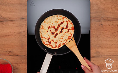 Раскалите сковороду и обжарьте лепешки. Масло добавлять не нужно. Каждая лепешка жарится с обеих сторон по полминуты.