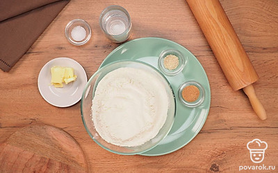 Приготовьте ингредиенты. Просейте муку. Разогрейте духовку до 250 градусов.