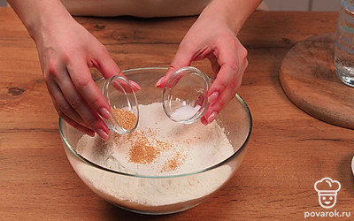 Приступите к замешиванию теста для лепешек. Перемешайте муку с солью и сухими дрожжами. Влейте воду комнатной температуры и оставьте его на 7-10 минут, чтобы дрожжи разбухли. Замесите тесто. Дайте ему два раза подняться по 20 минут, оба раза обомните.