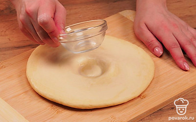 Сформируйте лепешки. Разделите тесто на 4 части, сформируйте лепешки толщиной 1,5-2 см, продавите чекичем, пестиком от ступки или толкушкой для картофеля середину лепешки. Смажьте водой, посыпьте кунжутом и дайте расстояться 15 минут.