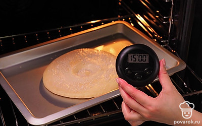 Поставьте лепешки выпекаться. Выпекайте в разогретой духовке при 250 градусах около 12-15 минут.