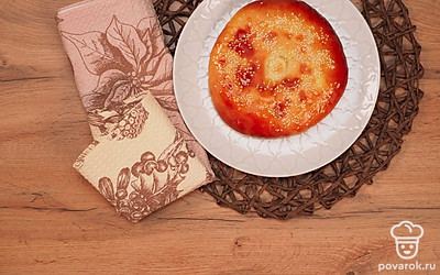 Готовые лепешки смажьте сливочным маслом и накройте полотенцем на 10 минут. С древних времен у жителей Узбекистана, Казахстана, Киргизии осталось к лепешкам трепетное отношение. Лепешку ни в коем случае нельзя резать ножом и класть «лицом» вниз — это проявление неуважения к хлебу. Лепешку ломают только руками.