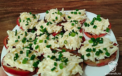 Украсьте блюдо зеленым луком. Можете использовать для украшения любимую зелень. 