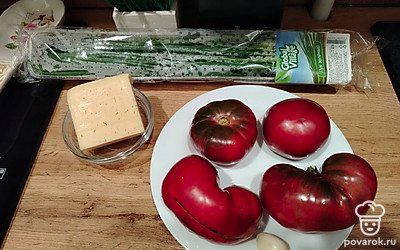 Подготовьте все ингредиенты. Я специально перевернула помидоры, чтобы вы смогли увидеть, что они реально черного цвета, пусть и не полностью. Также это видно будет при разрезе в следующих шагах. 