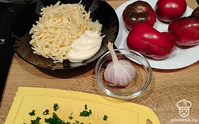 Очистите чеснок. Вымойте помидорки, достаньте зеленый лучок. Перья этого лука молодые, сочные, поэтому можно взять и больше 3 штук. Если лук уже достаточно толстый, хватит 2-3 перьев. 