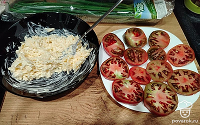 Нашинкуйте помидорки толстыми кольцами, сантиметра по 1,5. Выложите на них начинку. 