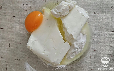 В отдельной емкости смешайте творог с яйцом и мукой, хорошо перемешайте до однородной консистенции. 