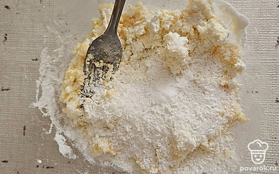 Добавьте в тесто разрыхлитель, кокосовую стружку и ванилин. Еще раз тщательно перемешайте до однородной массы. 